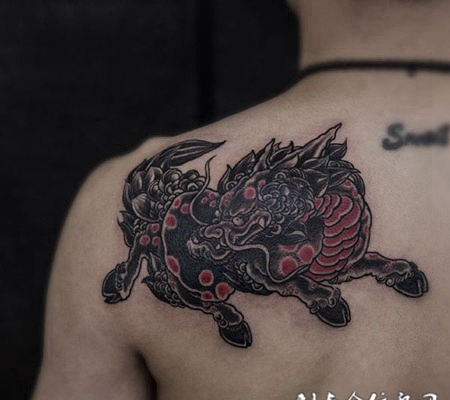 吉祥瑞兽麒麟披肩纹身