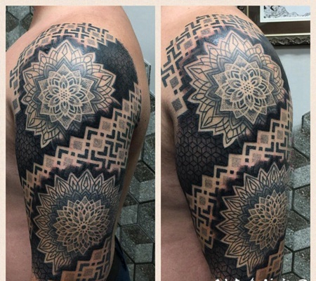 双大臂纹身 男生大臂上黑色的曼陀罗纹身图片