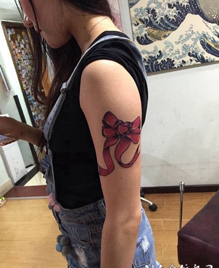 心有千千结，手臂心形蝴蝶结纹身