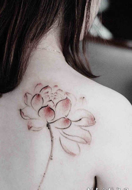 后背水墨风莲花纹身，安静中的优雅