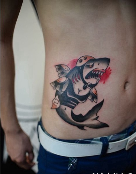 腰部另类鲨鱼纹身