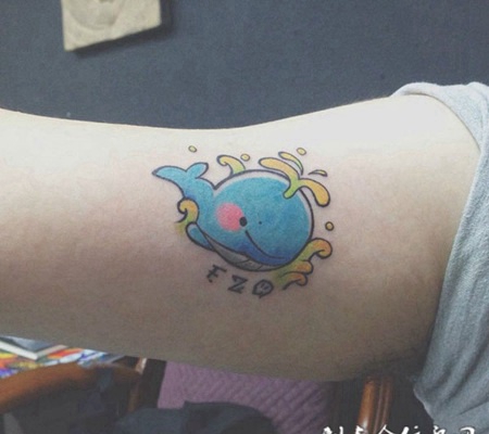 可爱小鲸鱼手臂纹身