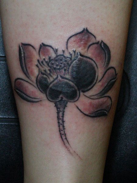 小腿写意荷花纹身