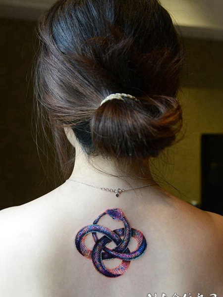 守护轮回的衔尾蛇，美女后颈个性纹身