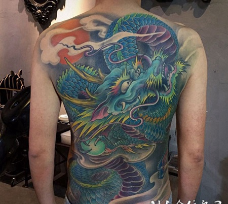满背青龙霸气纹身