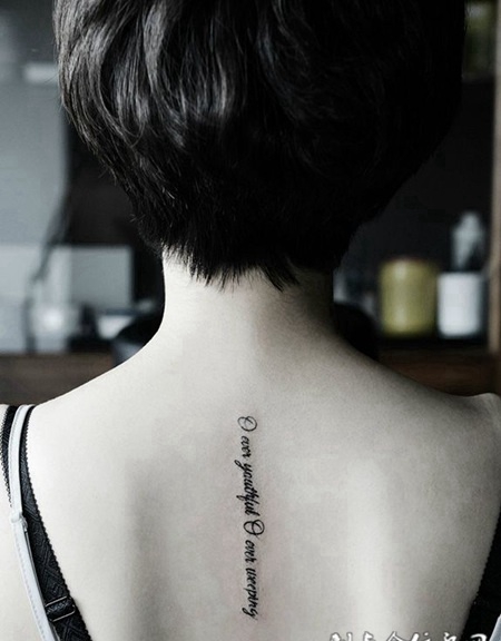 文艺青年的小清新，背部英文纹身
