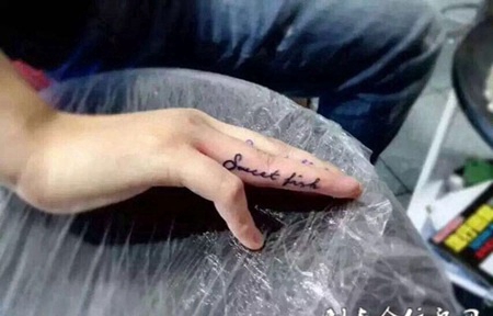 英文控的手指纹身，文艺感十足