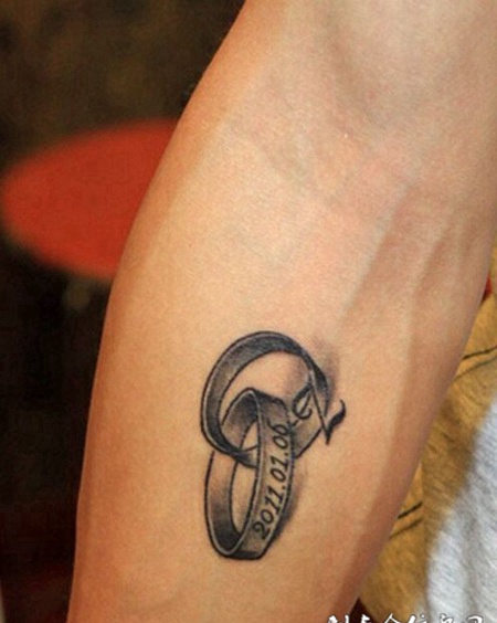 手臂的戒指纹身图案