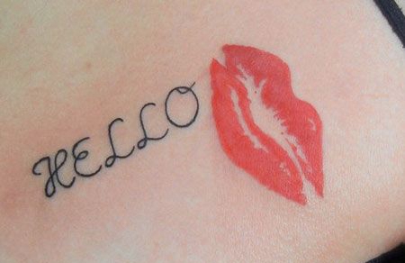 英文和红唇组合纹身图案