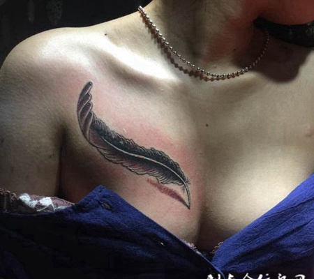 美女性感的胸部D羽毛纹身