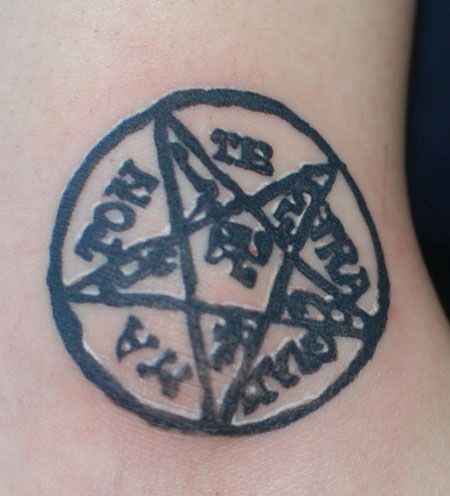 咒语五角星纹身图案