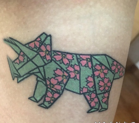 几何动物纹身 男生大腿上彩色几何动物纹身图片