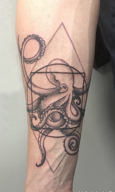 黑色章鱼纹身 男生手臂上几何线条章鱼纹身图片