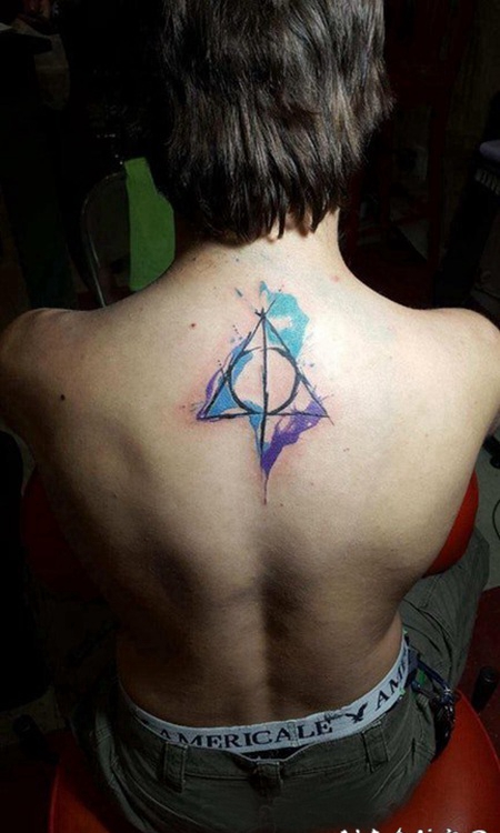 几何元素纹身 男生后背上彩色的几何纹身图片