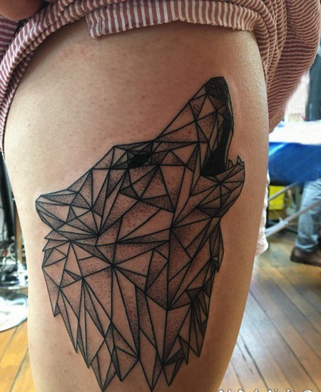 狼头纹身 图腾 女生大腿上黑色的狼头纹身图片
