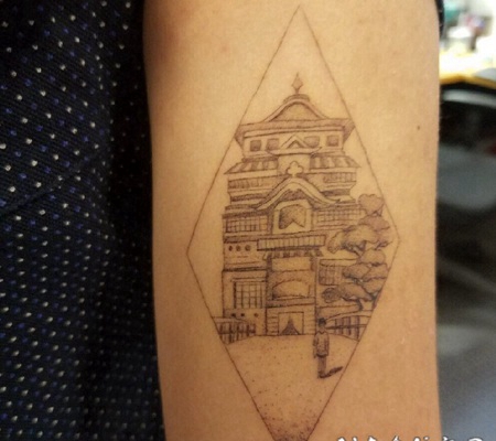建筑物纹身 女生手臂上黑色的建筑物纹身图片