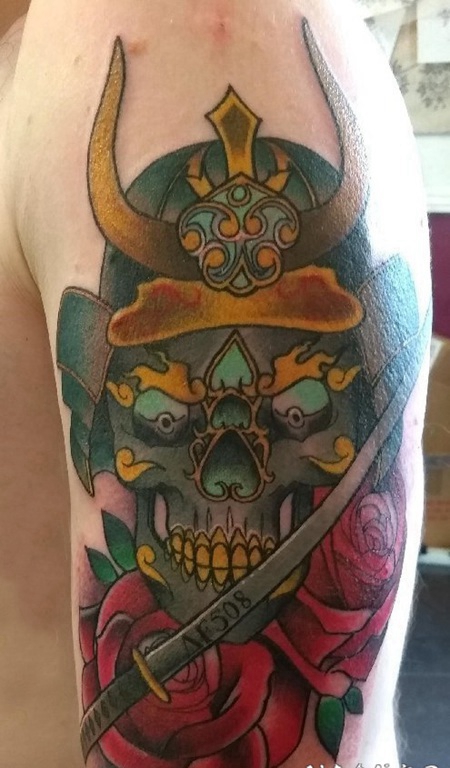 骷髅纹身花臂 男生手臂上玫瑰和骷髅纹身图片