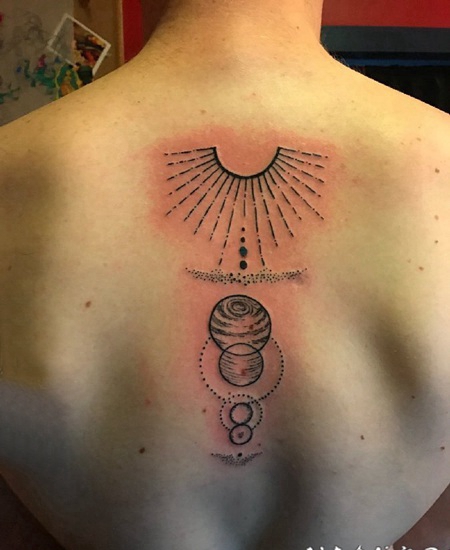 星球纹身 男生背部星球纹身图片