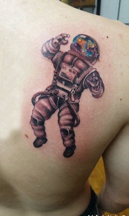 宇航员纹身图案 男生后肩上彩色的宇航员纹身图片