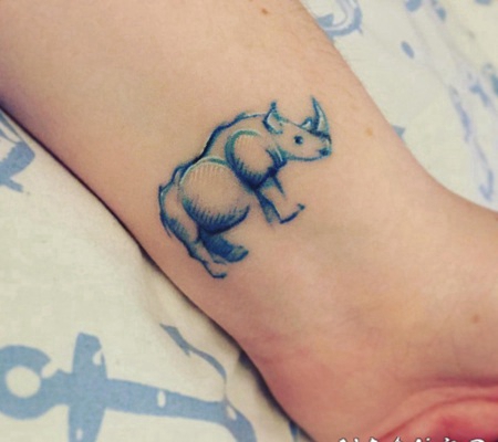犀牛纹身图案 女生手腕上彩色的犀牛纹身图片