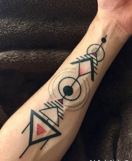 手臂几何箭头和三角形纹身图片