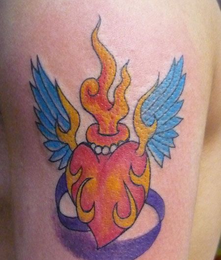 长翅膀的心脏纹身图案
