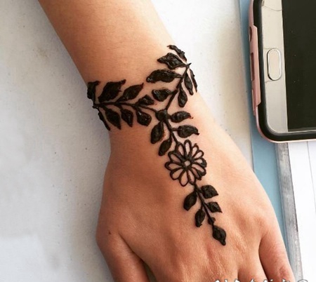 手腕上的黑色线条素描文艺唯美手链纹身图案