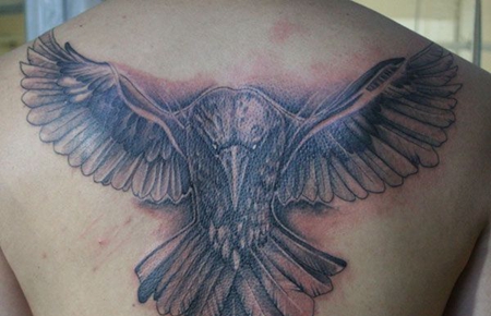 背部乌鸦纹身图案