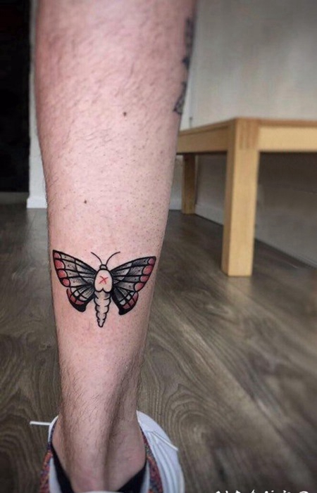 男生小腿上彩绘水彩素描创意文艺蝴蝶纹身图片
