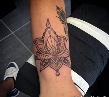 手腕上的黑色线条素描创意文艺精致纹身图案