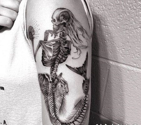 黑灰素描点刺技巧创意霸气设计感十足的骷髅美人鱼纹身图案