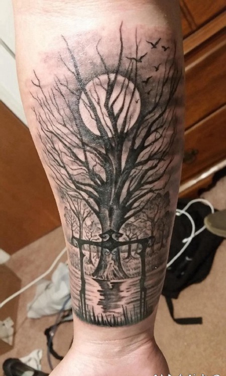 男生手臂上黑色点刺几何简单线条植物大树和月亮纹身图片