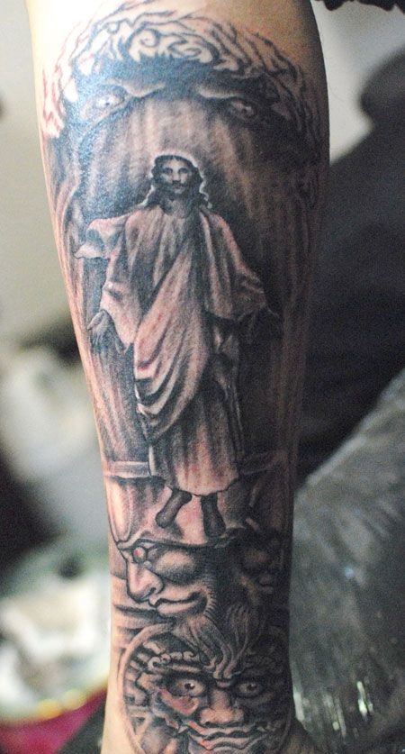 小腿上镇压邪恶的耶稣纹身