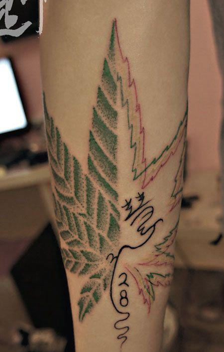 小腿大麻叶与文字纹身