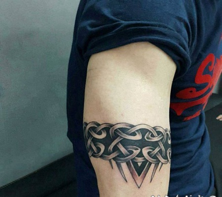 手臂上的创意独特精致有趣臂环纹身图案