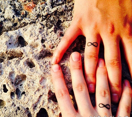文艺小清新寓意十足的情侣闺蜜手指上对戒纹身图案