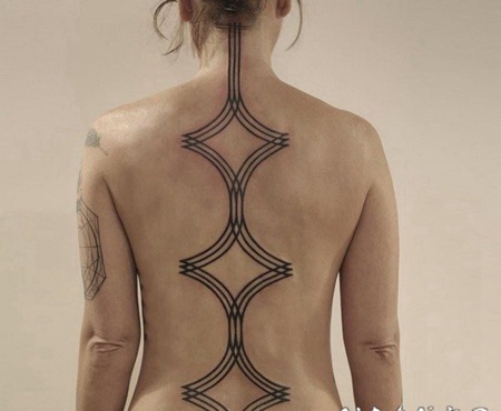 关于性感的后背上黑色抽象线条脊柱纹身图案