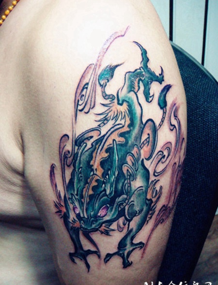 手臂金蟾纹身图案