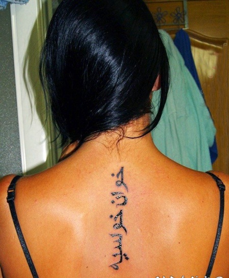 关于后背上彩绘个性线条创意脊柱纹身图案