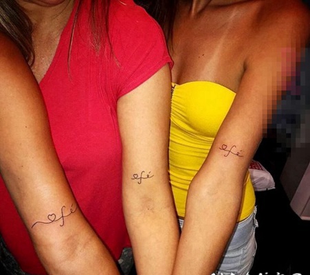 与自己所爱之人的简单线条同款匹配纹身图案