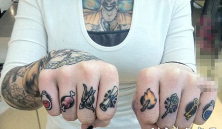 手指上的黑灰素描创意俏皮可爱小图案纹身图案