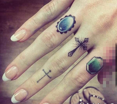 手指上黑色简单线条创意纹身图案