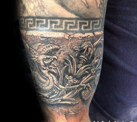 1男生手臂上黑色素描创意个性纹身图案