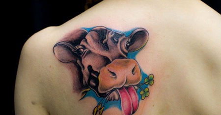 肩部彩色牛头纹身图案