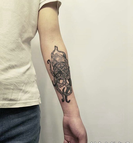 手臂复古个性指南针纹身图案