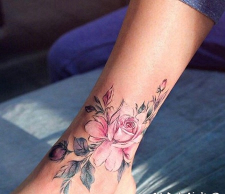 小腿处彩色个性的花朵纹身图案