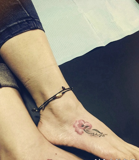 95后小情侣脚背上的个性花朵字母纹身图案