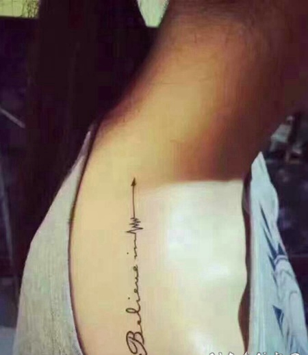 肩部独一无二的心电图字母纹身图案