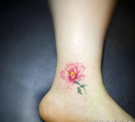 脚踝上的时尚迷人花朵纹身图案