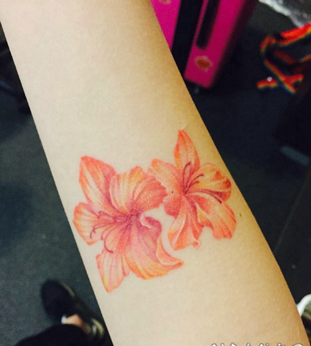 手臂鲜艳的两朵花朵纹身图案